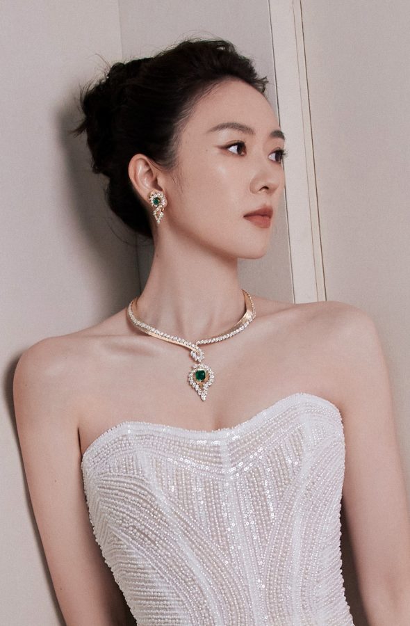 童瑶穿一条低胸白裙大秀事业线(8/9)