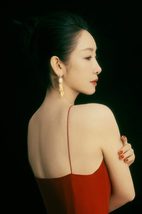 秦海璐身穿红色长裙脚踩黑色尖头高跟展现成熟女人味(4/4)