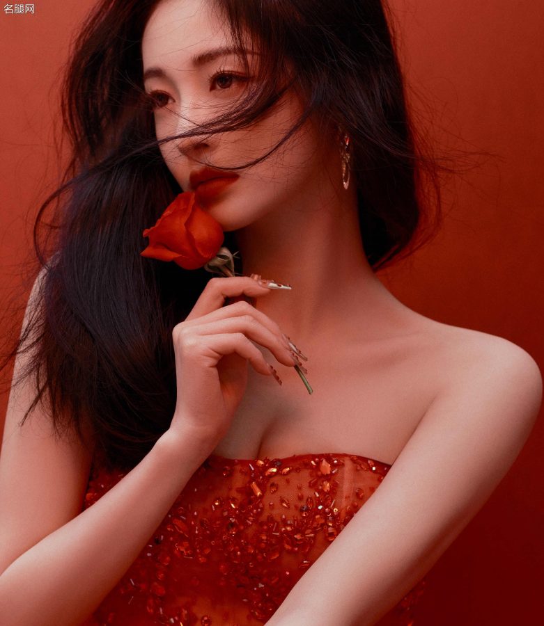 周洁琼美长腿穿红色丝袜配尖头高跟参加搜狐时尚盛典(4/9)