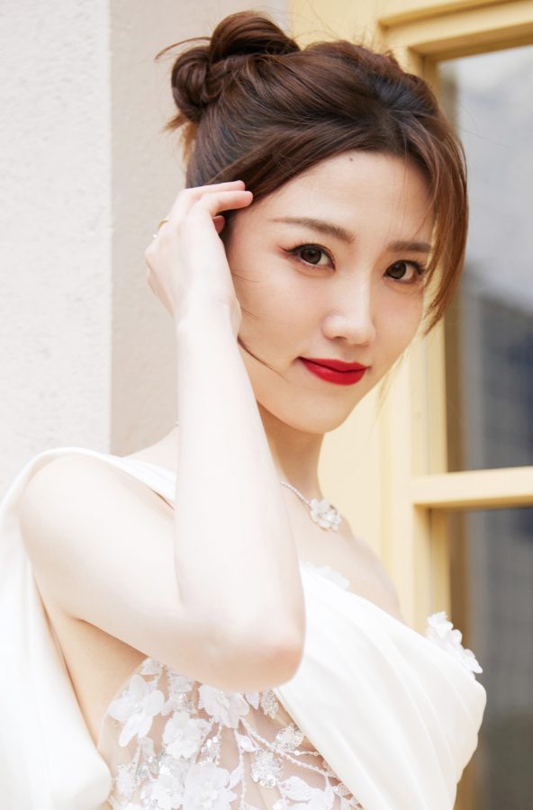 张纯烨穿开叉晚礼服美足白皙主持腾讯视频星光大赏(3/6)
