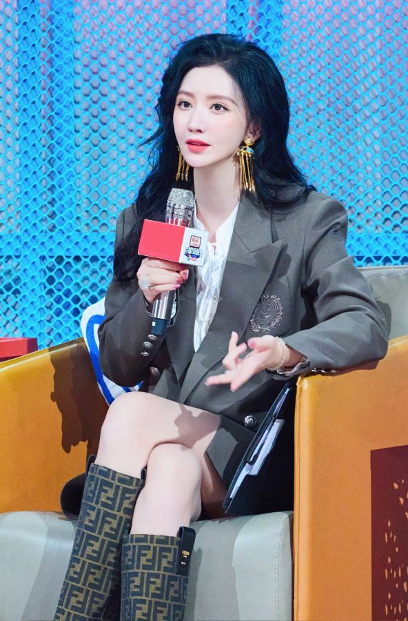 "The Short Drama Season Begins" Zhang Meng's beautiful legs are crossed in long boots(2/7)