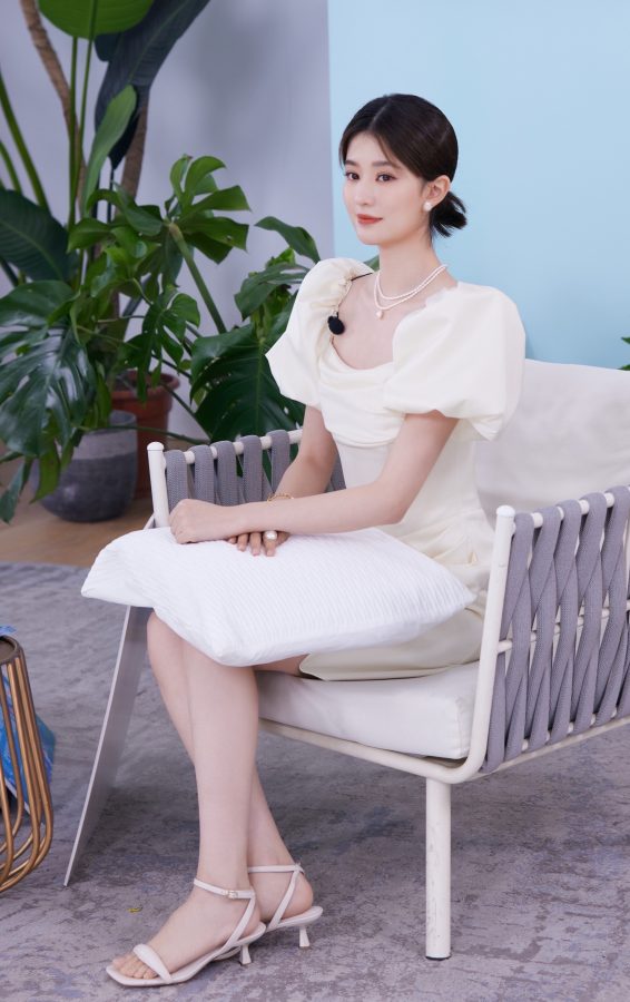 乔欣出席奥克斯空调商业代言活动穿白裙展露玉腿美足(1/6)