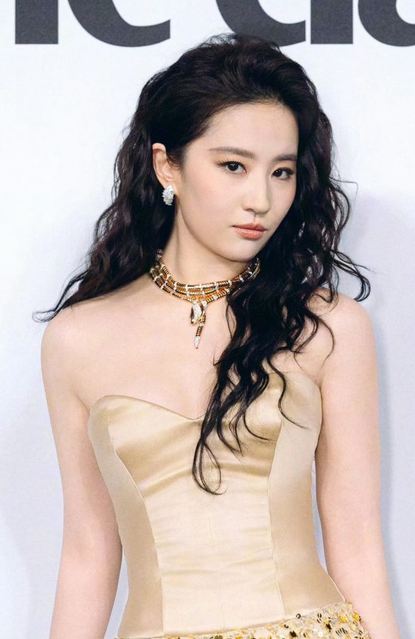刘亦菲穿低胸美裙大方秀事业线亮相嘉人女性影响力之夜(9/10)