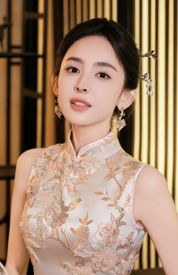 古力娜扎身穿中式高开叉旗袍脚踩细跟凉鞋，气质冷艳身材窈窕(10/12)