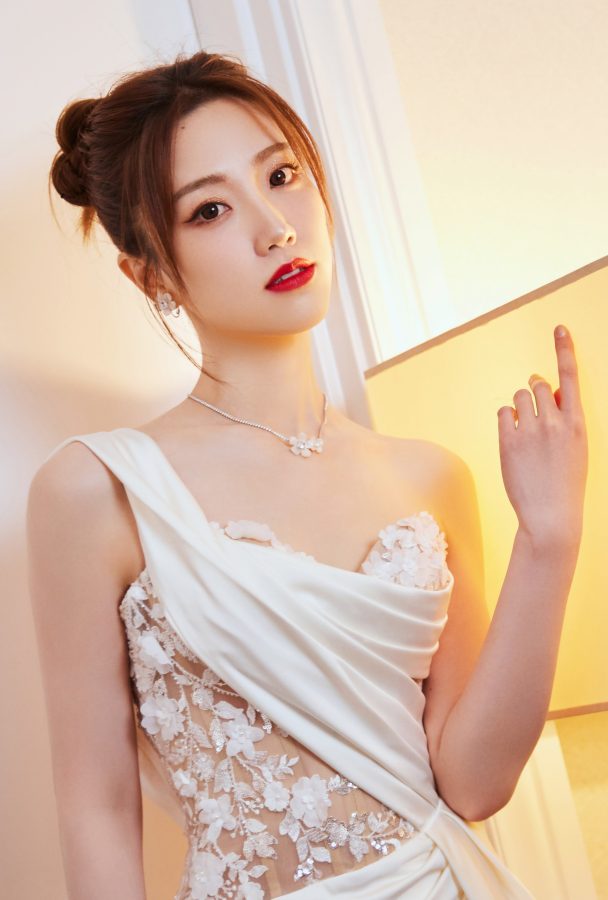 张纯烨穿开叉晚礼服美足白皙主持腾讯视频星光大赏(5/6)