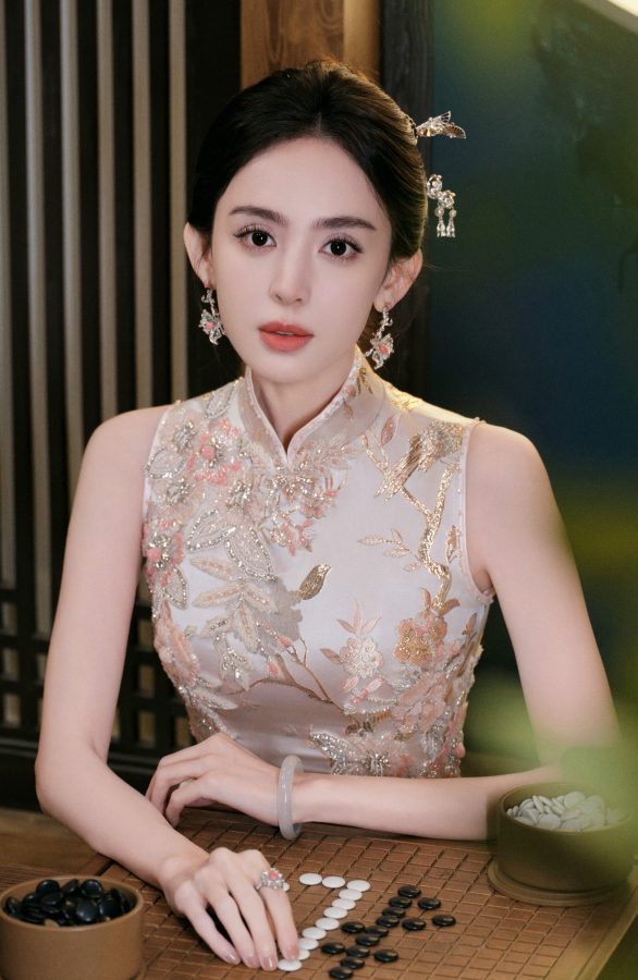 古力娜扎身穿中式高开叉旗袍脚踩细跟凉鞋，气质冷艳身材窈窕(8/12)