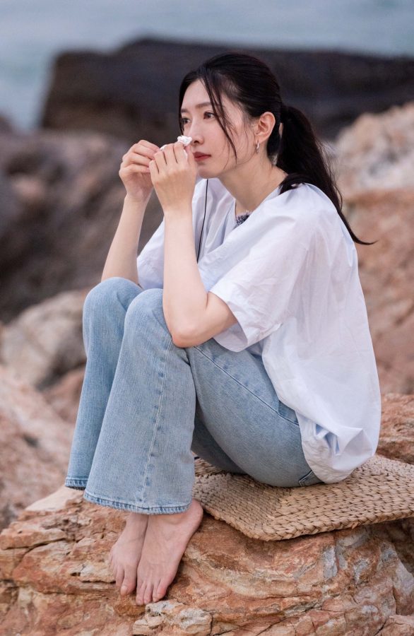 《五十公里桃花坞》江疏影牛仔裤光脚坐姿(1/2)