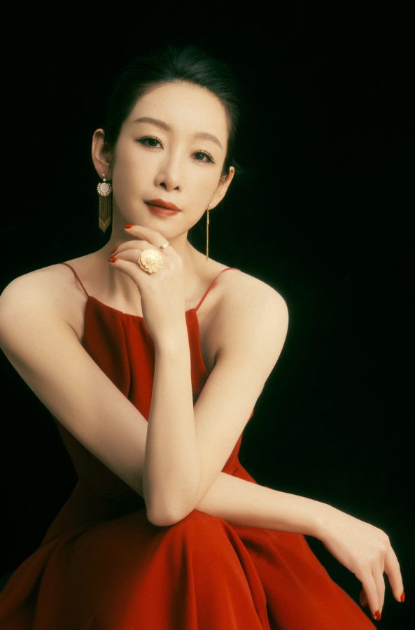 秦海璐身穿红色长裙脚踩黑色尖头高跟展现成熟女人味(2/4)