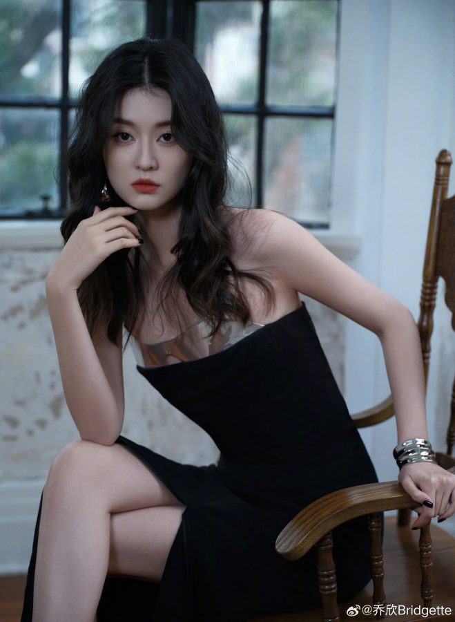 乔欣穿开衩裙展露光滑纤细的美腿(2/3)