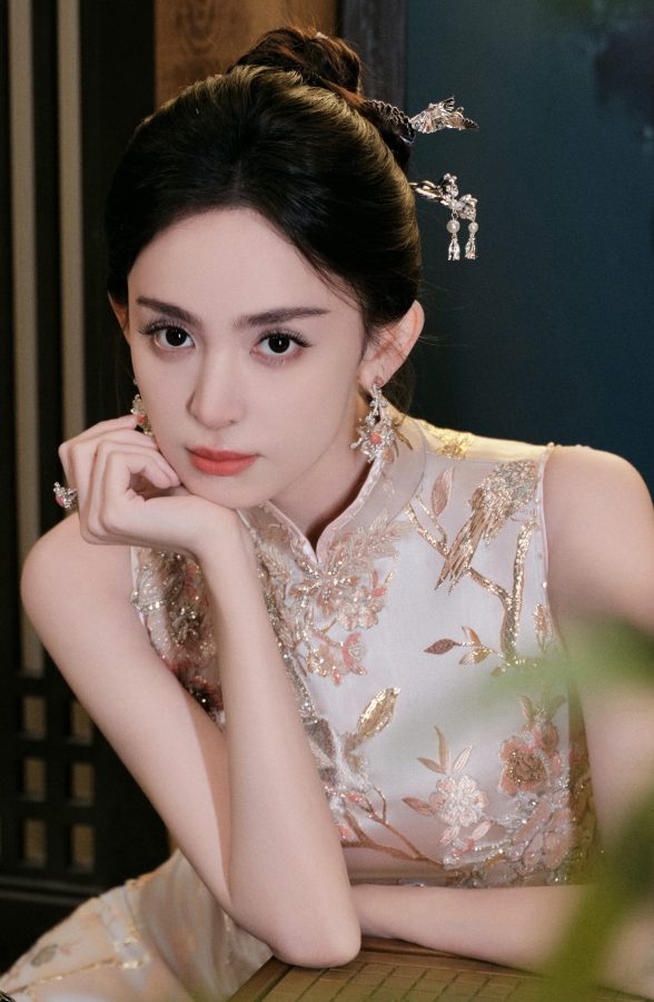 古力娜扎身穿中式高开叉旗袍脚踩细跟凉鞋，气质冷艳身材窈窕(9/12)