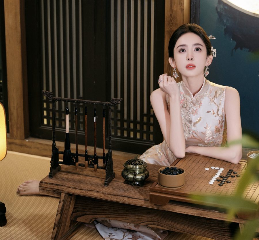 古力娜扎身穿中式高开叉旗袍脚踩细跟凉鞋，气质冷艳身材窈窕(6/12)