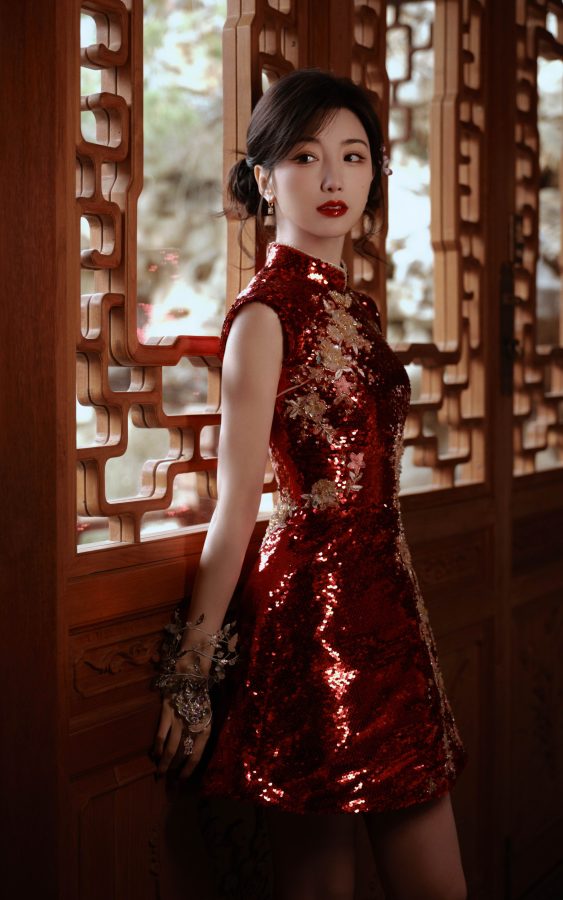 毛晓彤春晚红色旗袍造型纤细美腿踩同色防水台高跟鞋时喜庆热烈的大美人(2/9)