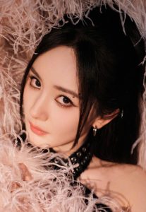 湖南卫视跨年演唱会杨幂短裙美腿演唱《忽然之间》