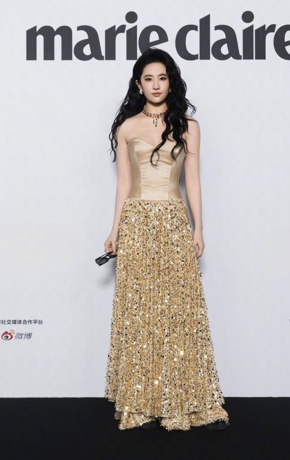 刘亦菲穿低胸美裙大方秀事业线亮相嘉人女性影响力之夜(8/10)