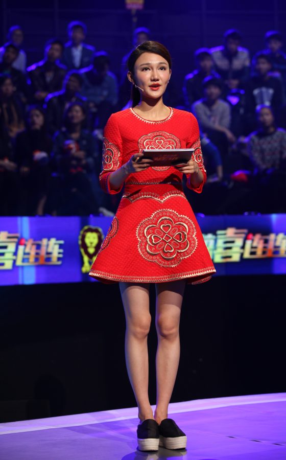 龙洋美腿高跟主持节目《惊喜连连》(7/8)