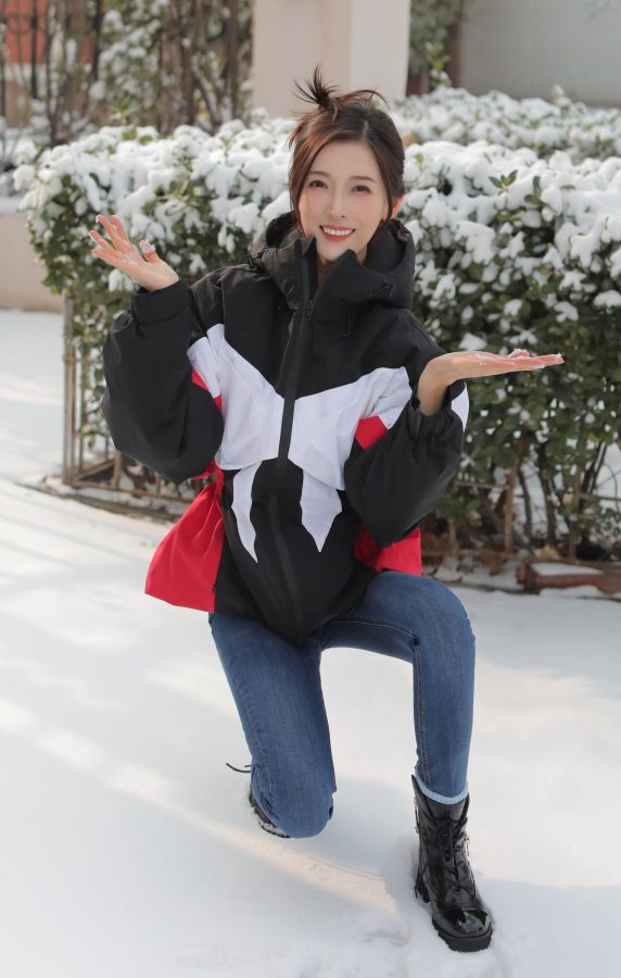 朱梓橦穿紧身牛仔裤在雪地玩雪(6/8)