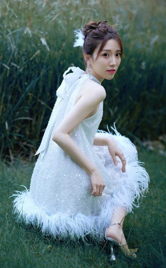 女主持人张纯烨纤长玉腿踩细跟凉鞋在公园拍照(7/7)