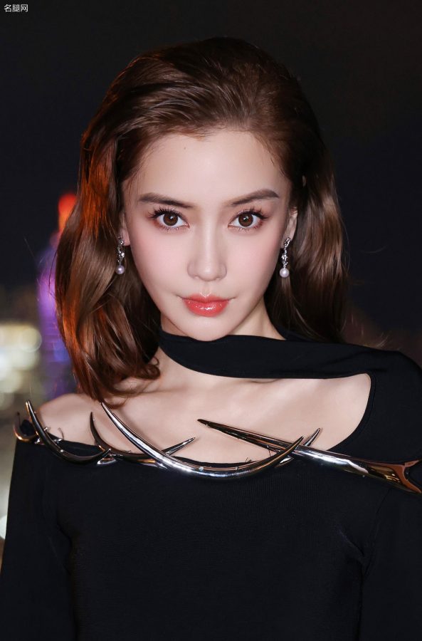 Angelababy杨颖出席时尚活动穿着开叉礼服秀玉腿美足(5/7)
