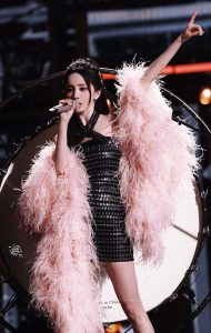 湖南卫视跨年演唱会杨幂短裙美腿演唱《忽然之间》