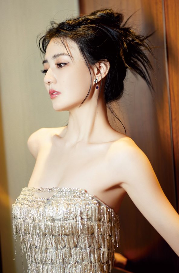 徐璐在海边穿一条半透纱裙在海边光足漫步(5/6)