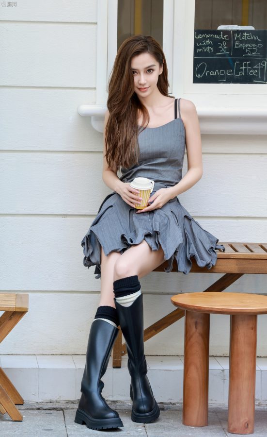 甜酷的街头美少女Angelababy杨颖洁白玉腿穿长靴(1/5)