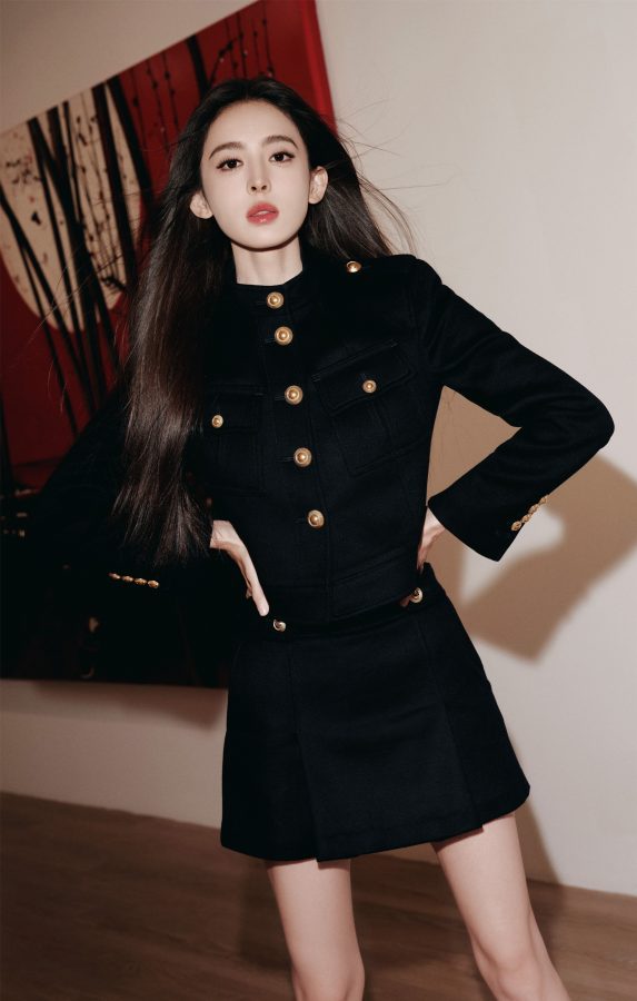 女明星古力娜扎坐姿伸展一双白滑的长腿(5/5)