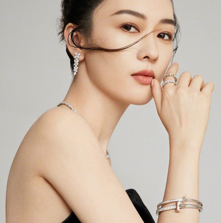 《ELLE》童瑶高级感美脸写真(3/6)