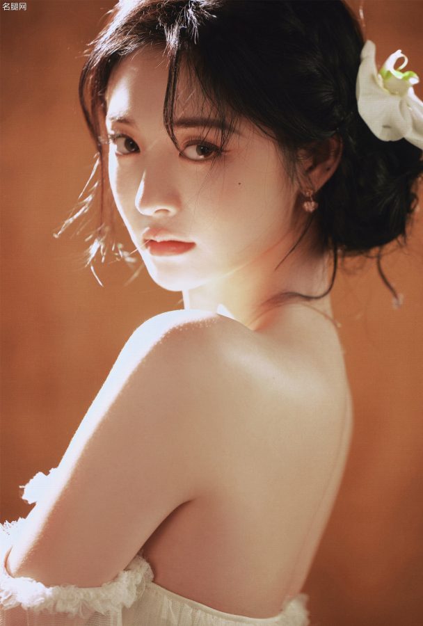 年轻的美女周洁琼穿低胸白纱礼服大秀香肩事业线(5/5)