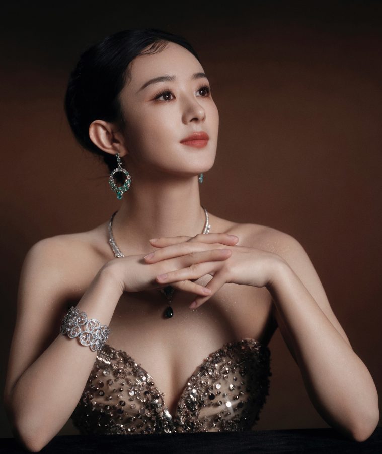 女星赵丽颖贵气装扮秀沟(5/9)