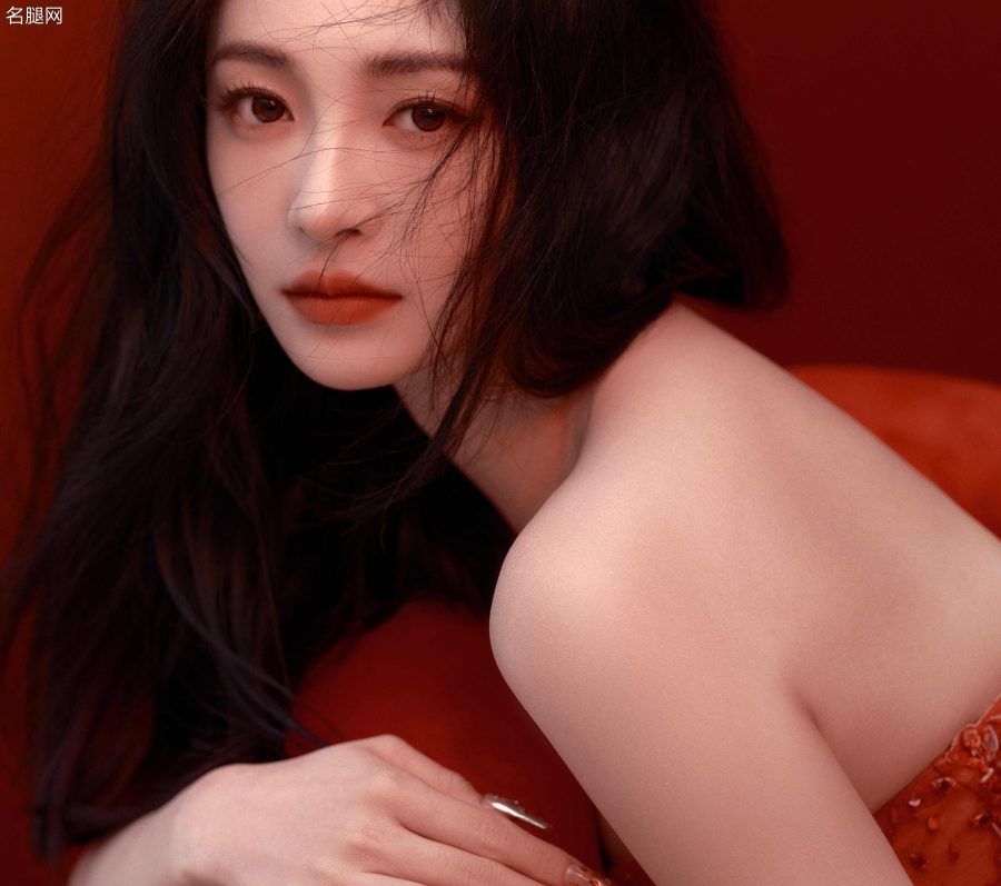 周洁琼美长腿穿红色丝袜配尖头高跟参加搜狐时尚盛典(5/9)