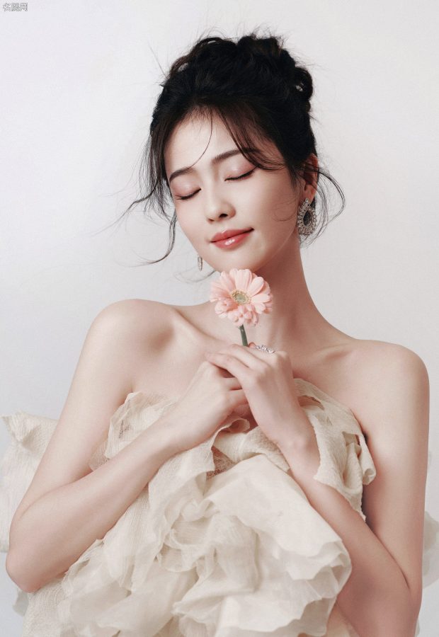 女星白鹿身穿白色花朵造型超短裙大秀香肩玉臂美腿(7/9)