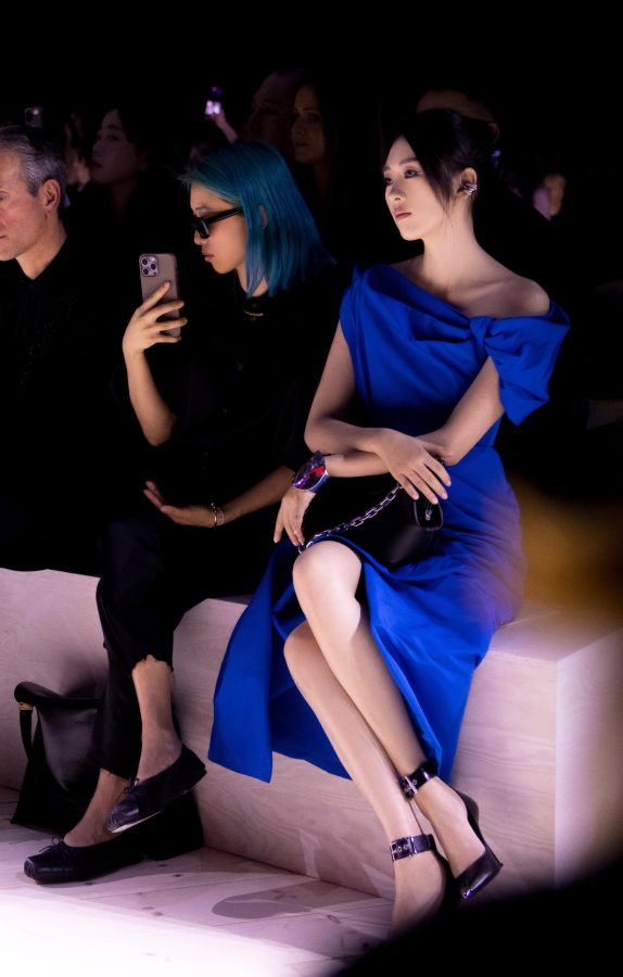 童瑶穿克莱因蓝色礼服踩尖头细高跟自信展现曼妙身姿(6/9)