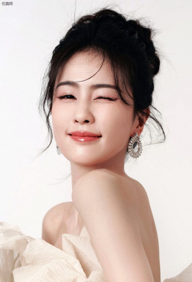 女星白鹿身穿白色花朵造型超短裙大秀香肩玉臂美腿(6/9)