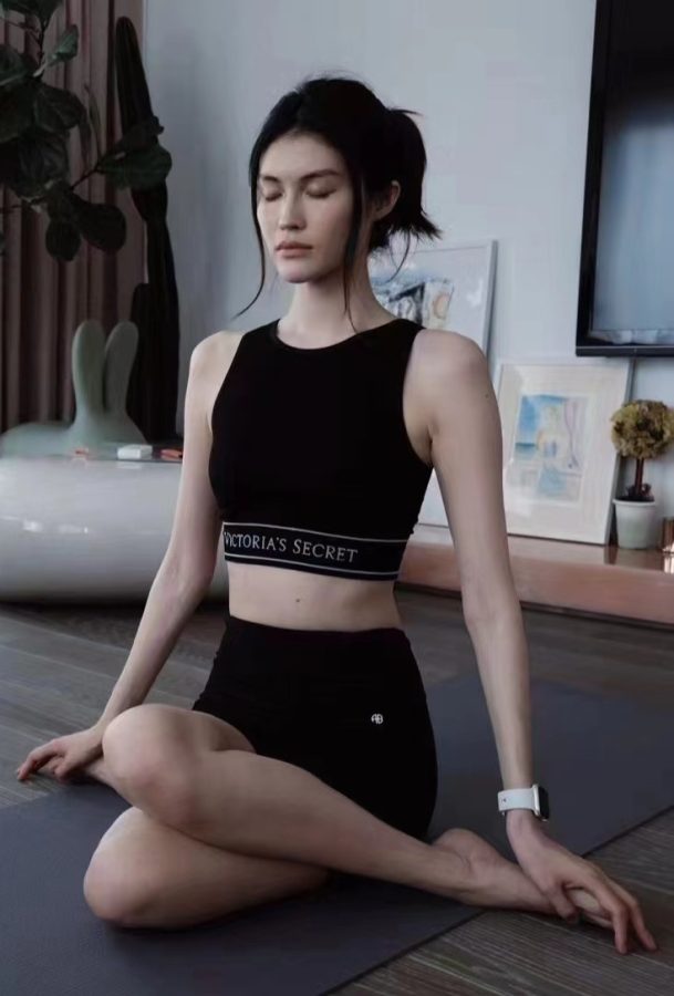 何穗穿健身短裤跪在地板上秀美腿玉足(3/3)