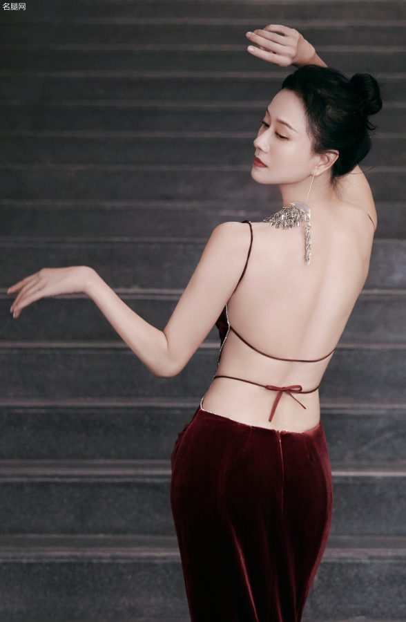 倪虹洁穿露背晚礼服大秀窈窕身材细腰美背(3/11)