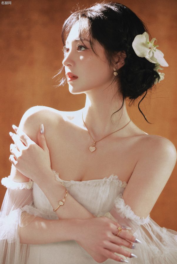 年轻的美女周洁琼穿低胸白纱礼服大秀香肩事业线(4/5)