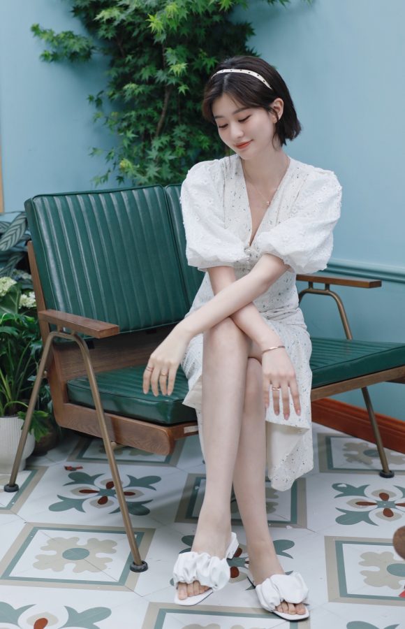 清爽美girl乔欣白裙玉腿(2/4)