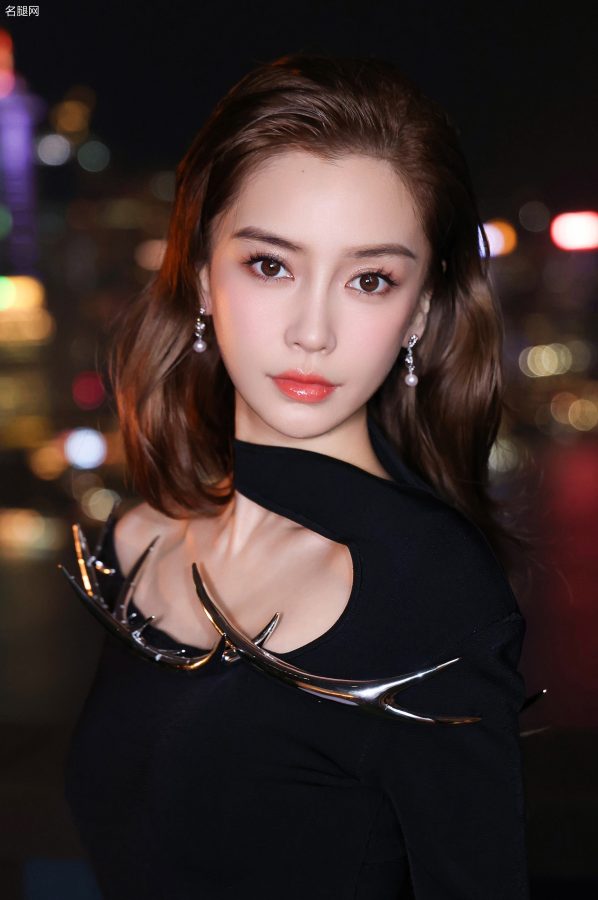 Angelababy杨颖出席时尚活动穿着开叉礼服秀玉腿美足(4/7)