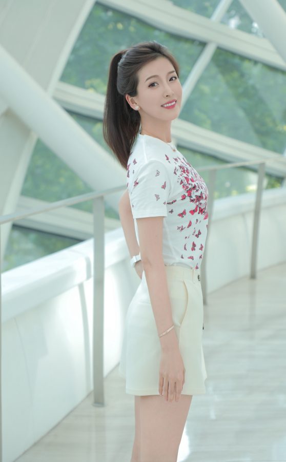 美女主持人朱梓橦一双完美的长直腿穿高跟凉鞋(4/6)
