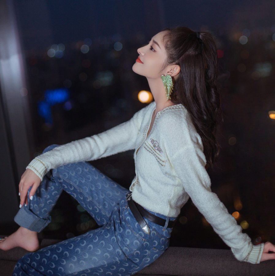 美少女歌手周洁琼可爱白皙的小脚丫(2/4)