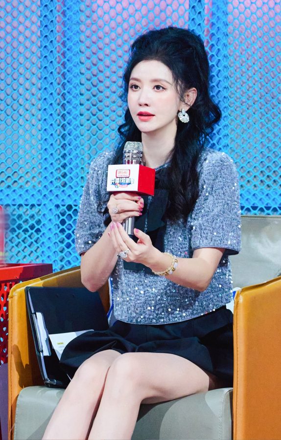 《开播短剧季》张萌白皙美丽的长腿(2/3)