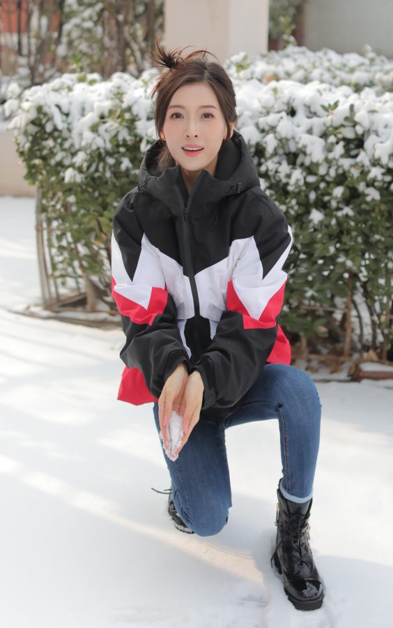朱梓橦穿紧身牛仔裤在雪地玩雪(3/8)