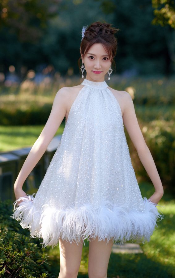 女主持人张纯烨纤长玉腿踩细跟凉鞋在公园拍照(4/7)