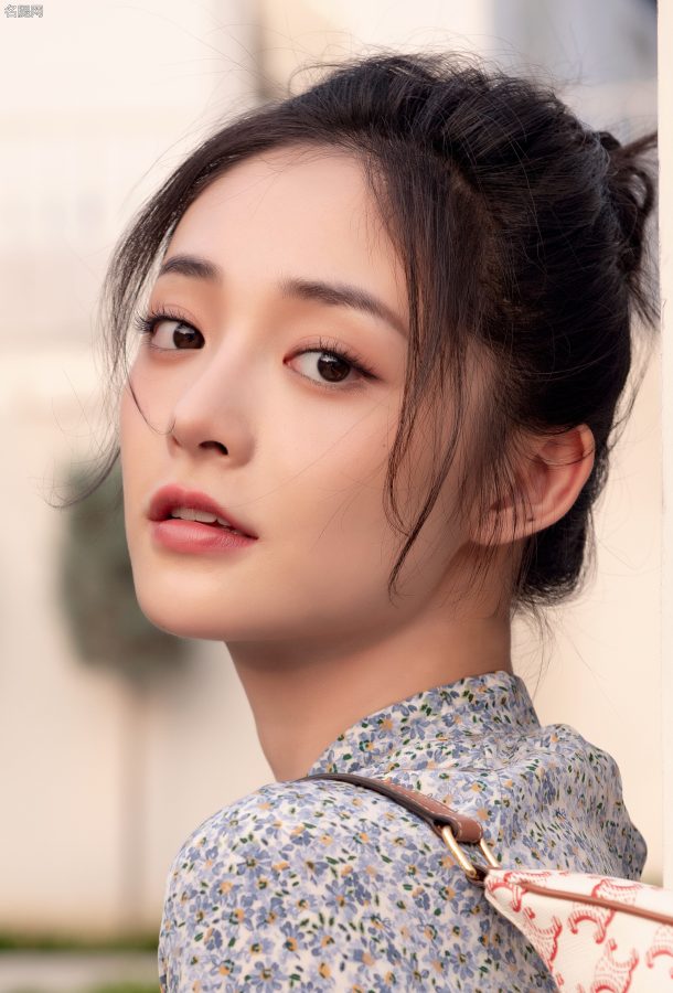 周洁琼牛仔短裙下完美的少女腿(5/5)