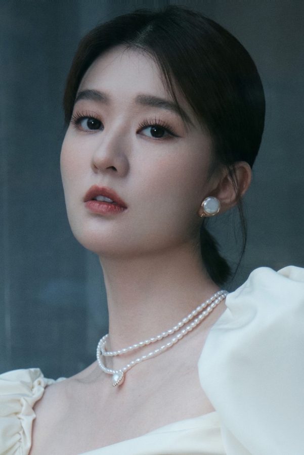 乔欣出席奥克斯空调商业代言活动穿白裙展露玉腿美足(5/6)