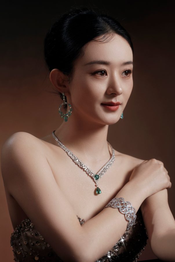 女星赵丽颖贵气装扮秀沟(8/9)