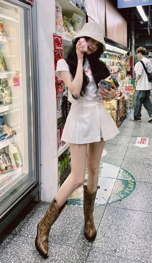 孙珍妮美腿长靴逛超市(1/2)