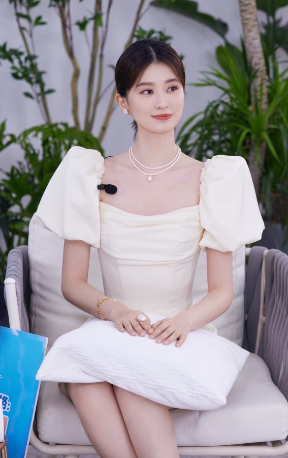 乔欣出席奥克斯空调商业代言活动穿白裙展露玉腿美足(2/6)