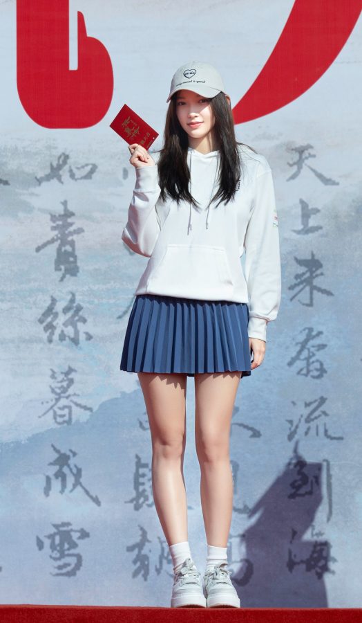 程潇穿百褶裙展露美腿出席《云襄传》开机典礼(1/3)