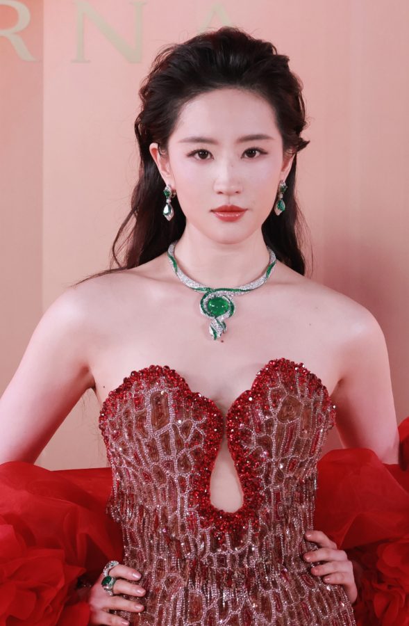 刘亦菲穿性感晚礼服闪耀现身宝格丽珠宝发布晚宴(13/13)